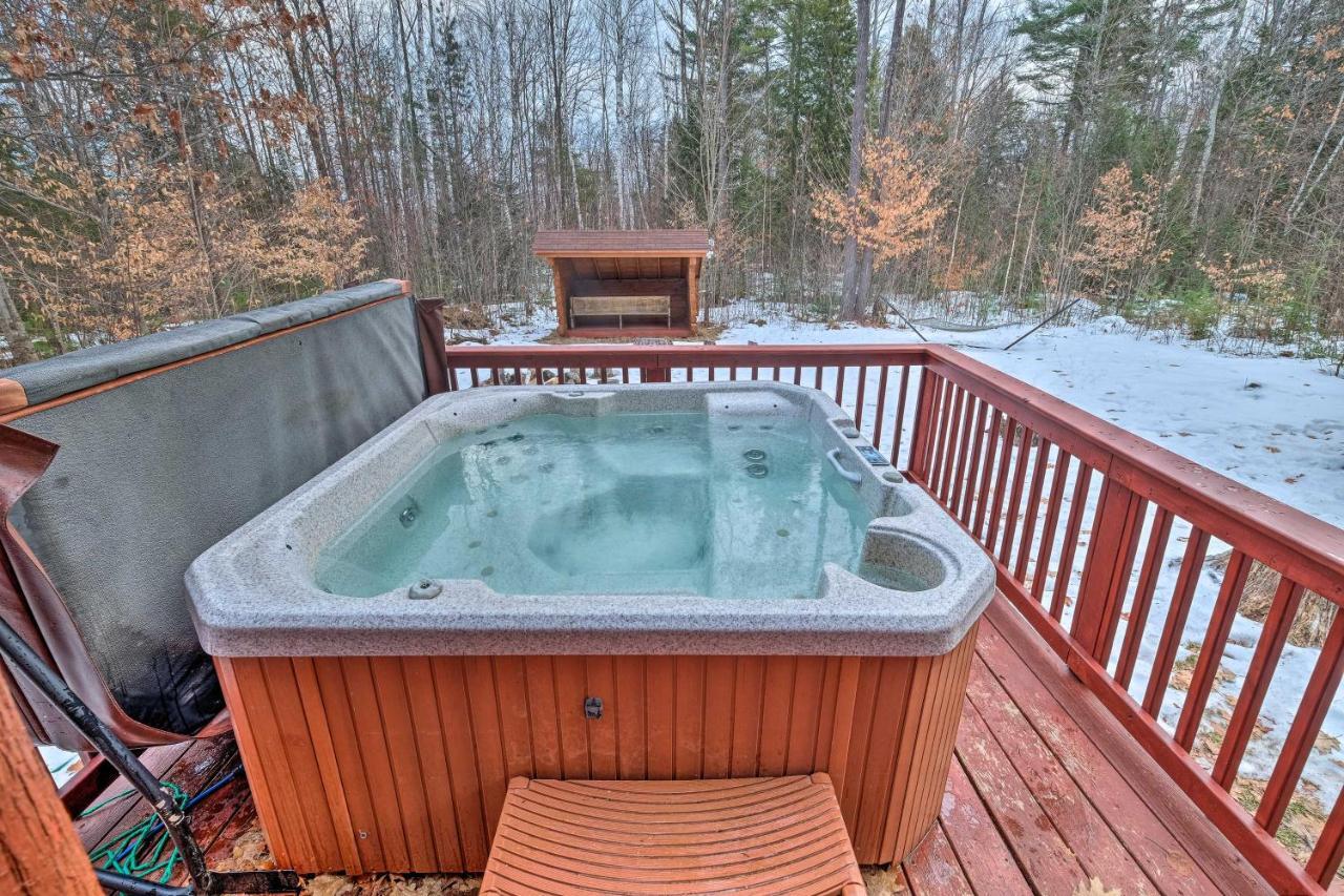 Villa Secluded Johnsburg Retreat With Hot Tub And Fire Pit Exterior foto