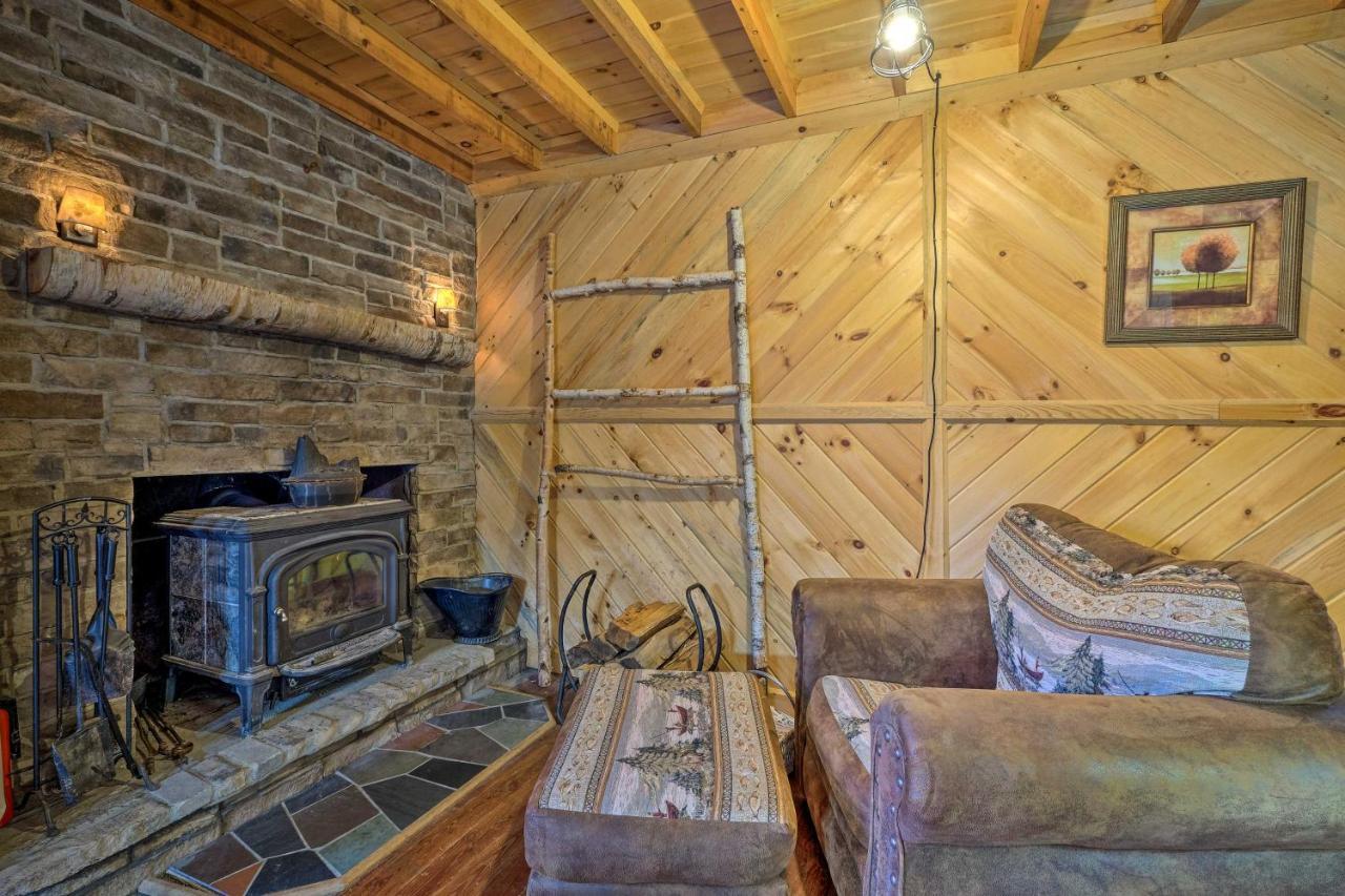 Villa Secluded Johnsburg Retreat With Hot Tub And Fire Pit Exterior foto