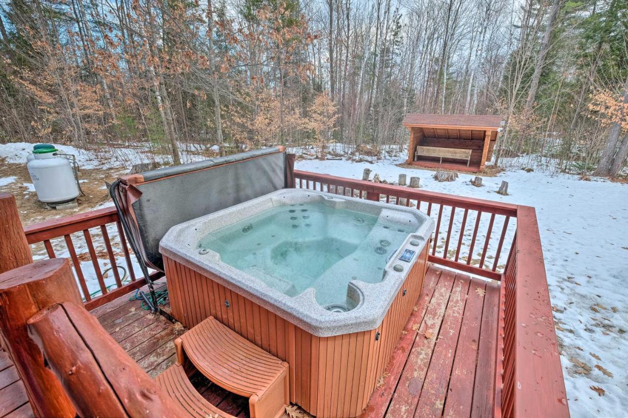 Villa Secluded Johnsburg Retreat With Hot Tub And Fire Pit Exterior foto