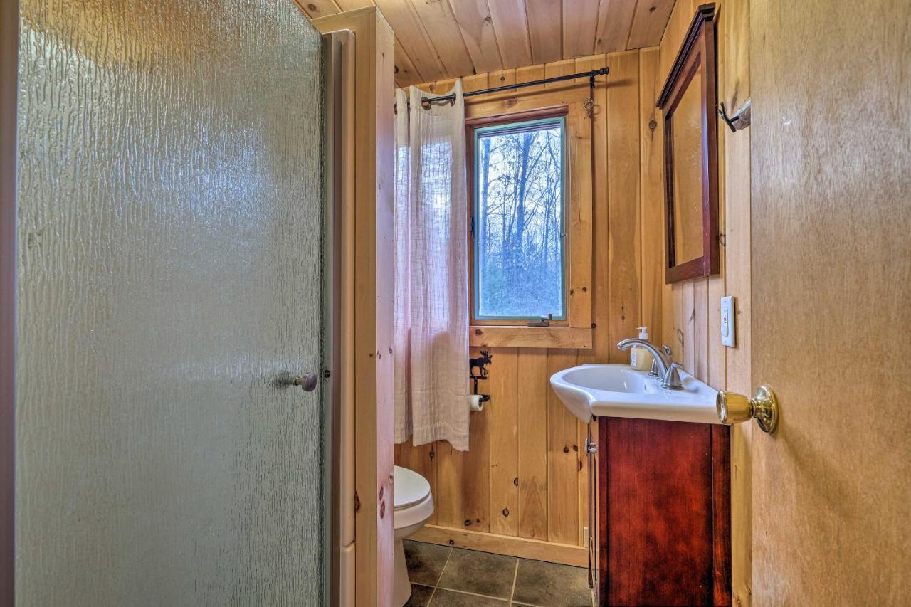 Villa Secluded Johnsburg Retreat With Hot Tub And Fire Pit Exterior foto